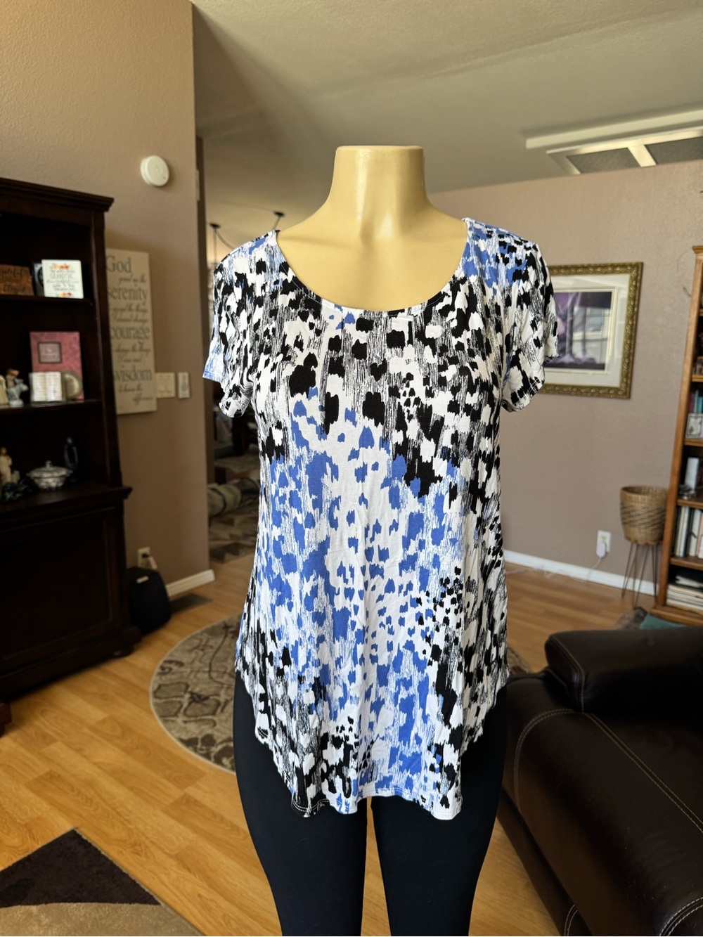 Alfani blue, black & white abstract print short sleeves scoop neckline blouse-M